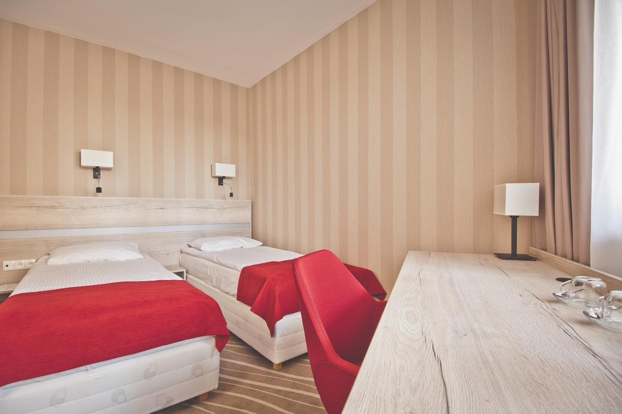 Hotel Akwawit Leszno  Extérieur photo