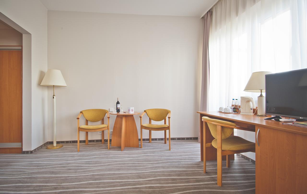 Hotel Akwawit Leszno  Extérieur photo
